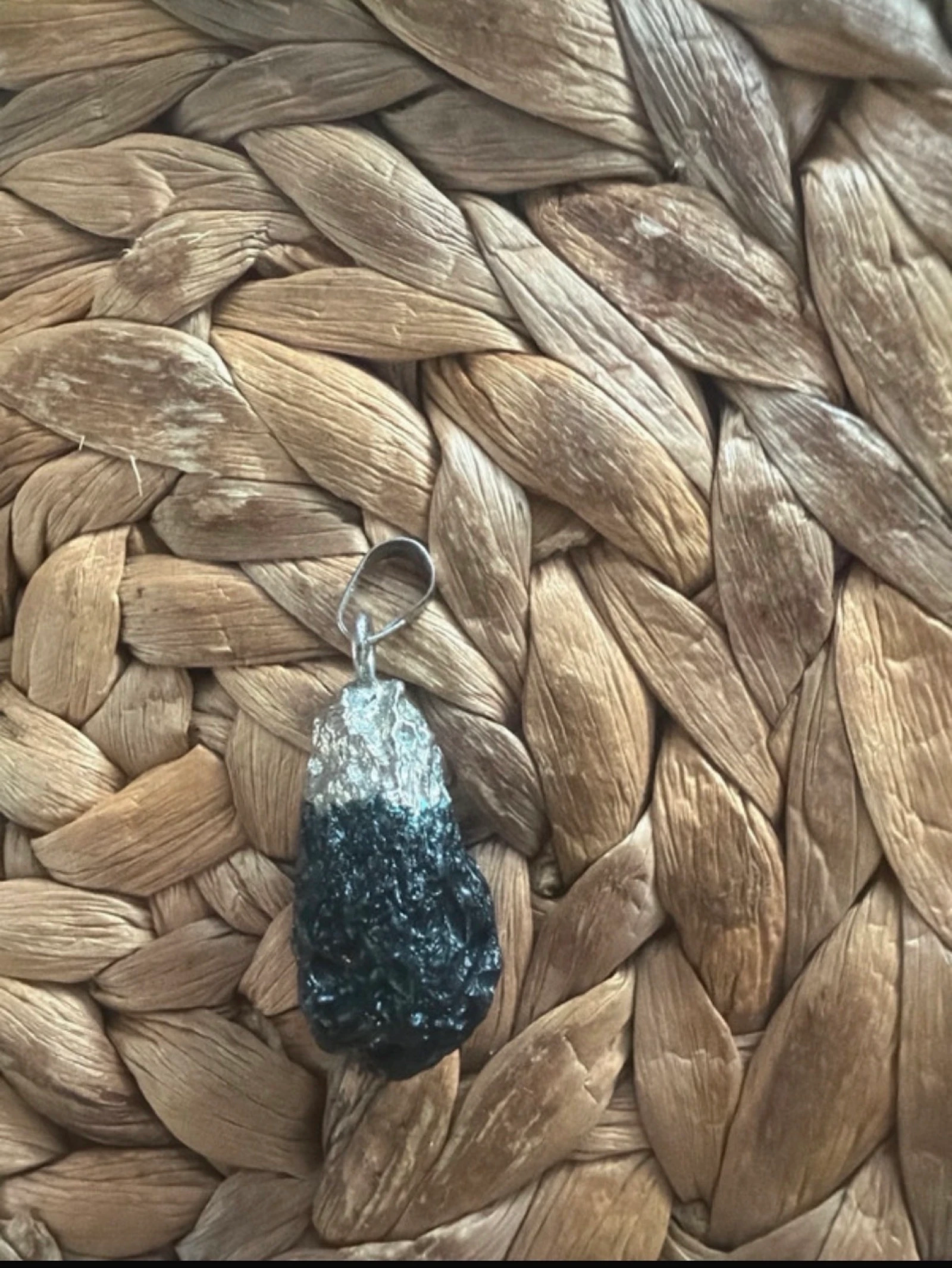 Colgante artesanal con tectita natural negra 🖤